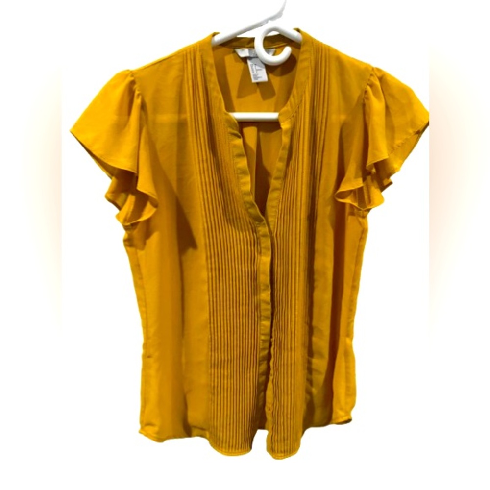H&M gold short flutter sleeve blouse. Size 6.